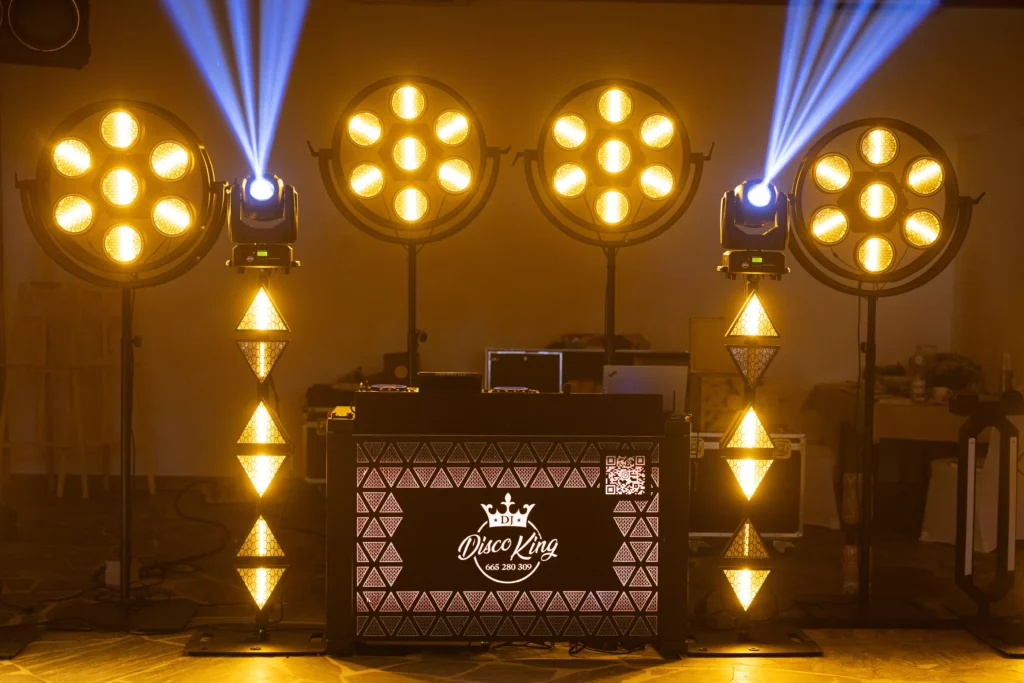 Stanowisko Disco King w bursztynowym świetle