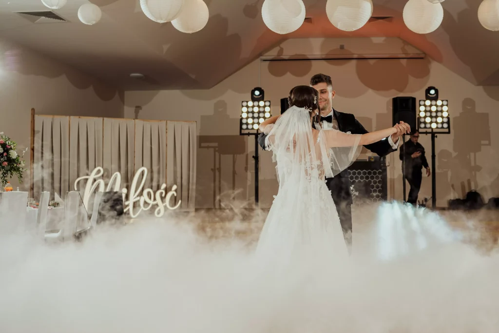 Pierwszy taniec przy napisie Miłość