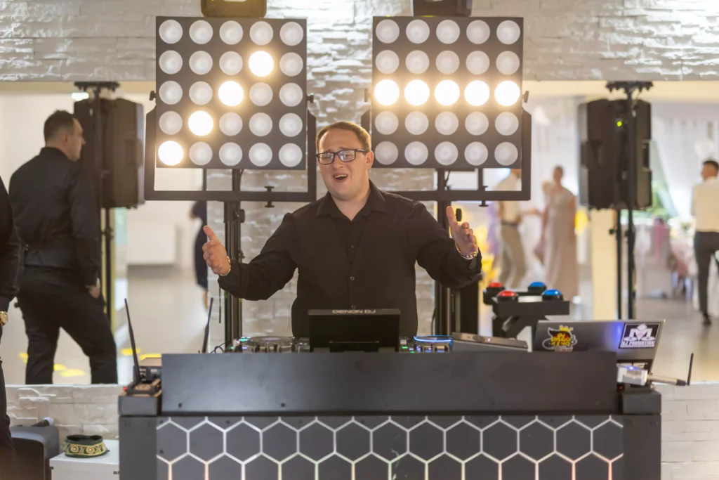 DJ przy konsolecie