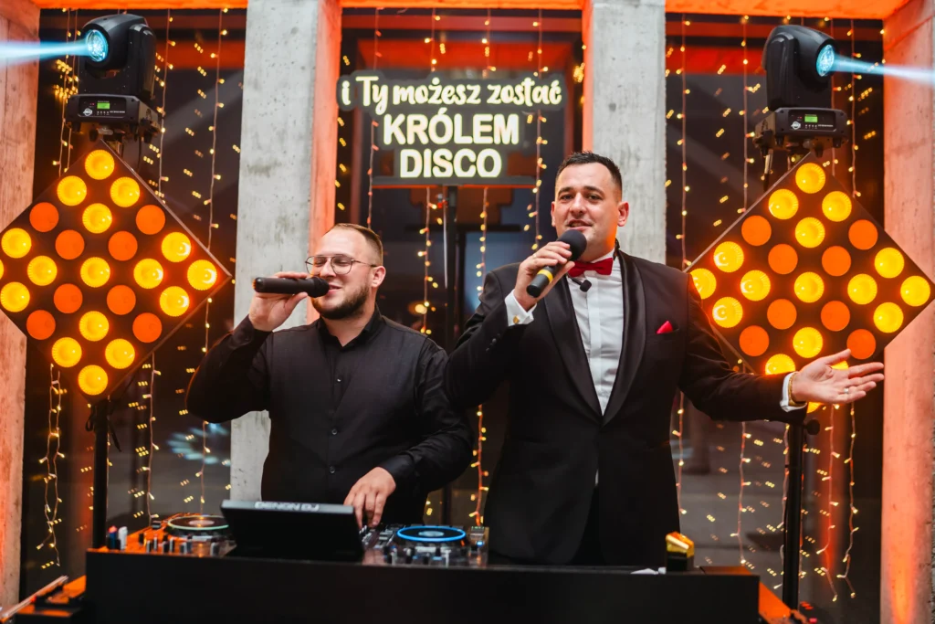 Duet DJ Disco King przy mikrofonach