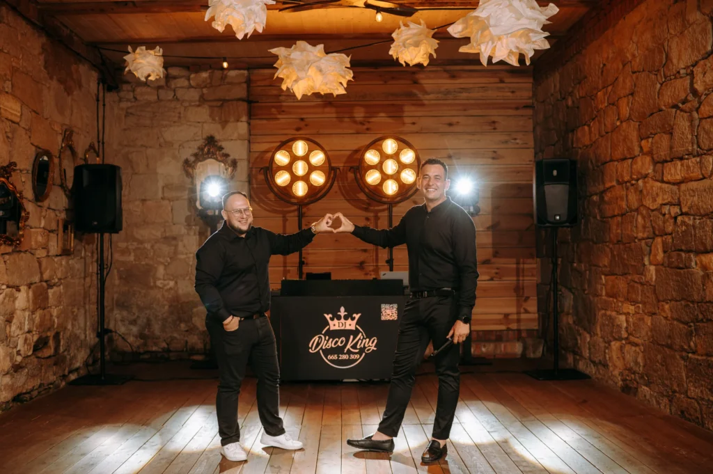 Duet DJ Disco King pokazuje serce przed konsoletą